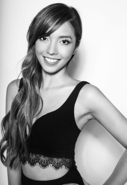 uzun saçlı güzel genç Asyalı kadın