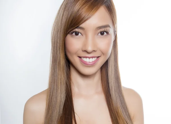 Junge schöne asiatische Frau mit langen Haaren — Stockfoto