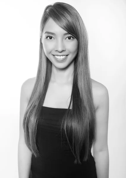 Jonge mooie Aziatische vrouw met lang haar — Stockfoto