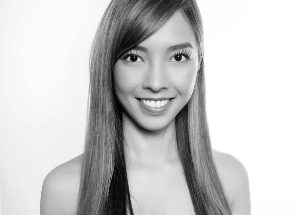 긴 머리를 가진 젊은 아름 다운 아시아 여자 — 스톡 사진