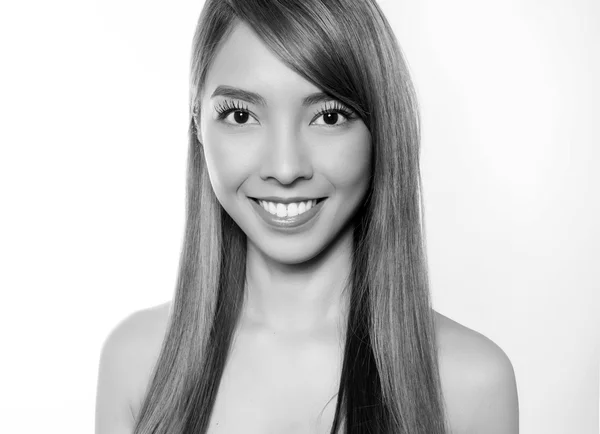 Krásná Asijská dívka s dlouhými vlasy — Stock fotografie