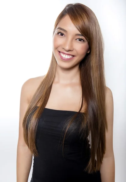 Jonge mooie Aziatische vrouw met lang haar — Stockfoto
