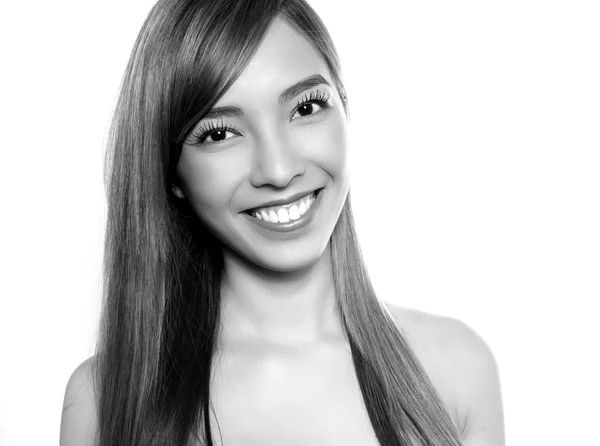 Jovem bela mulher asiática com cabelo comprido — Fotografia de Stock