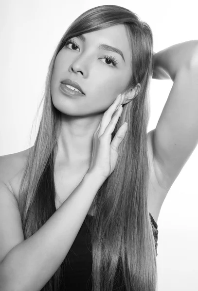 Ung vacker asiatisk kvinna med långt hår — Stockfoto