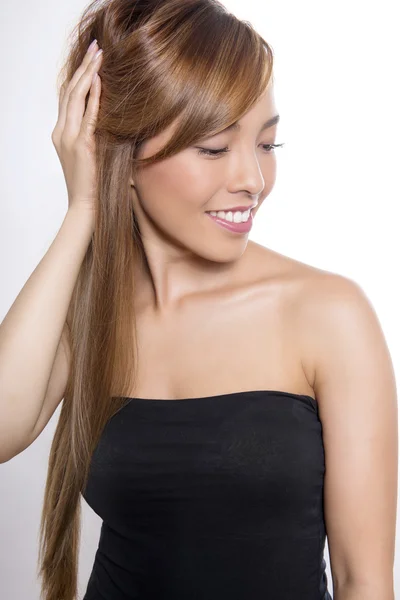 Junge schöne asiatische Frau mit langen Haaren — Stockfoto