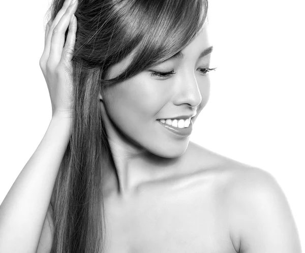 Ung vacker asiatisk kvinna med långt hår — Stockfoto