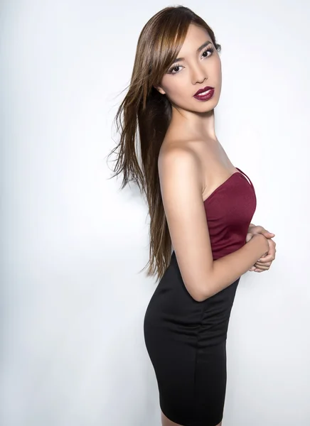 長い髪を持つ美しい若いアジア女性 — ストック写真