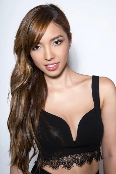 uzun saçlı güzel genç Asyalı kadın