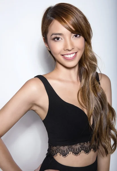 Красивая молодая азиатка с длинными волосами — стоковое фото