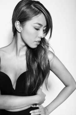 uzun saçlı güzel genç Asyalı kadın