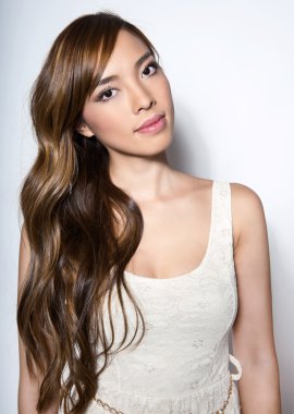 uzun saçlı güzel genç Asyalı kadın