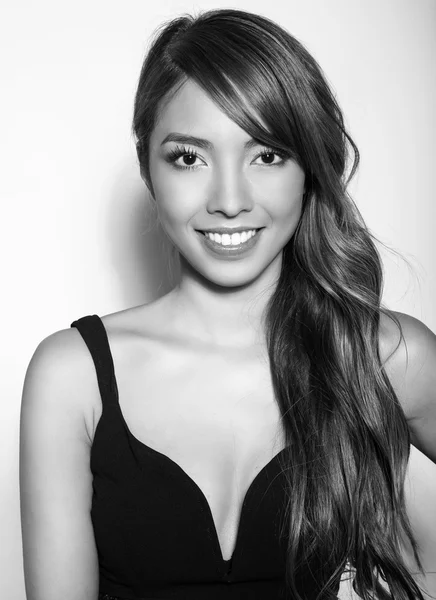Bela jovem asiático mulher com longo cabelo — Fotografia de Stock