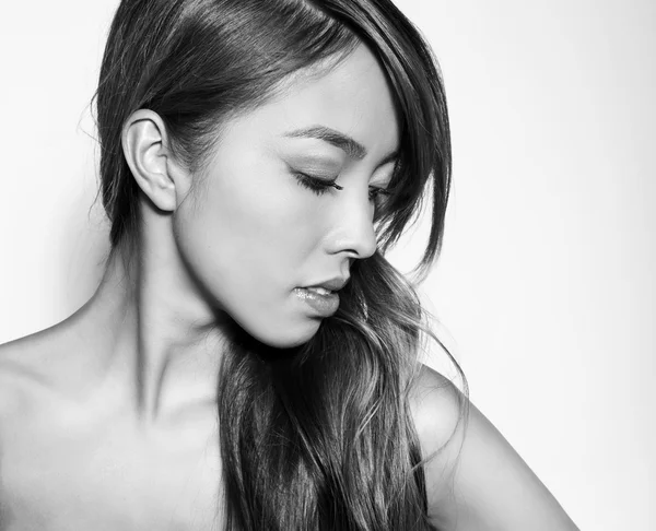 Krásná mladá asijská žena s dlouhými vlasy — Stock fotografie