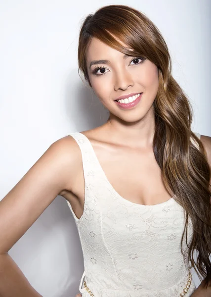 Uzun saçlı güzel genç Asyalı kadın — Stok fotoğraf