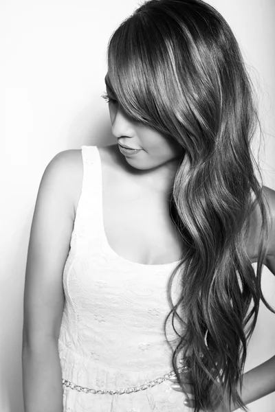 Hermosa joven asiático mujer con largo cabello —  Fotos de Stock