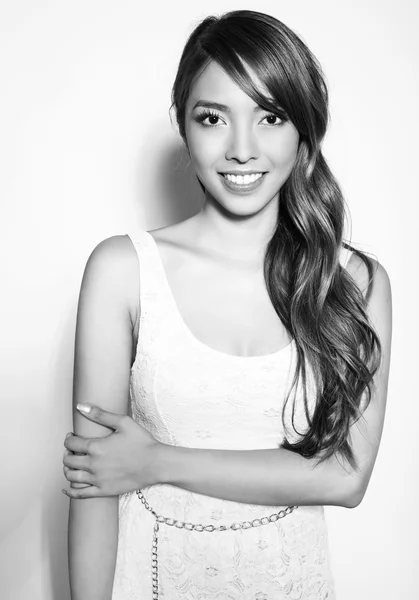 Uzun saçlı güzel genç Asyalı kadın — Stok fotoğraf