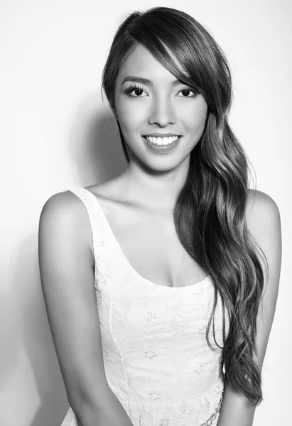 Vacker ung asiatisk kvinna med långt hår — Stockfoto