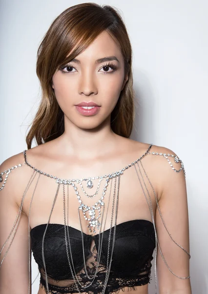 Bela jovem asiático mulher com longo cabelo — Fotografia de Stock