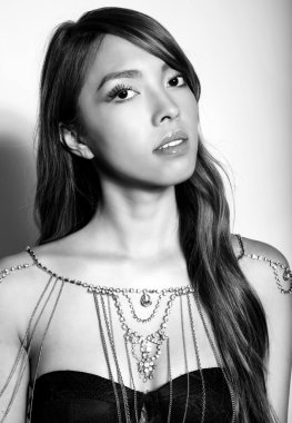 uzun saçlı güzel genç Asyalı kadın