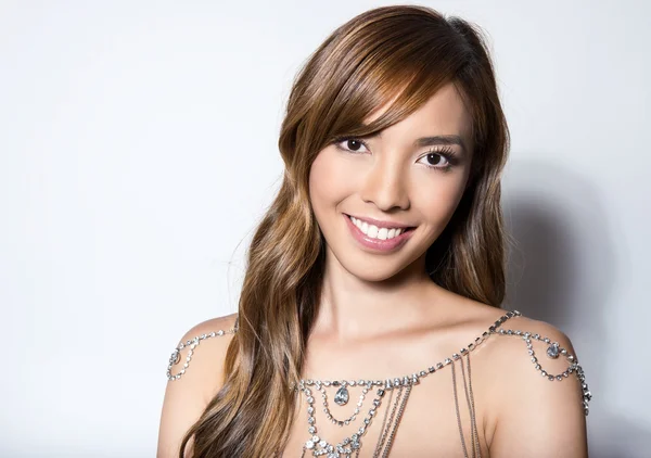 Hermosa joven asiático mujer con largo cabello — Foto de Stock