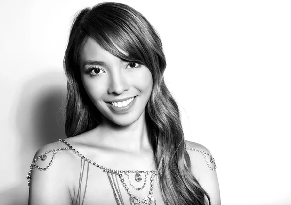 Hermosa joven asiático mujer con largo cabello — Foto de Stock