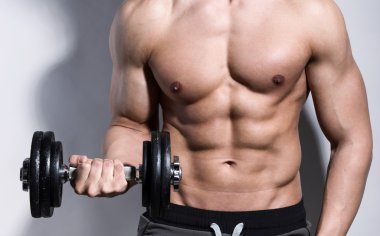 Yakışıklı genç vücut geliştirmeci