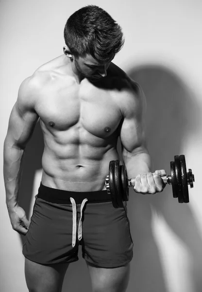 Knappe jonge bodybuilder — Stockfoto