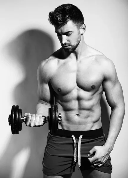 Schöner junger Bodybuilder — Stockfoto