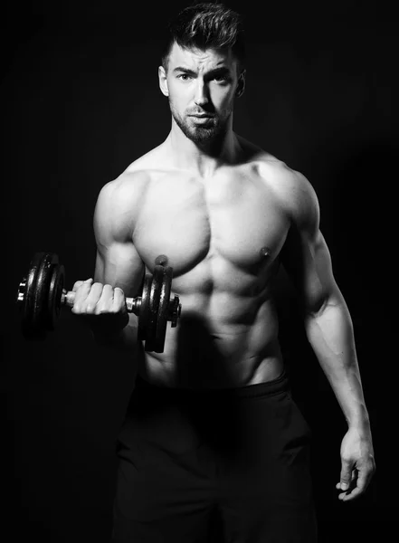 Schöner junger Bodybuilder — Stockfoto