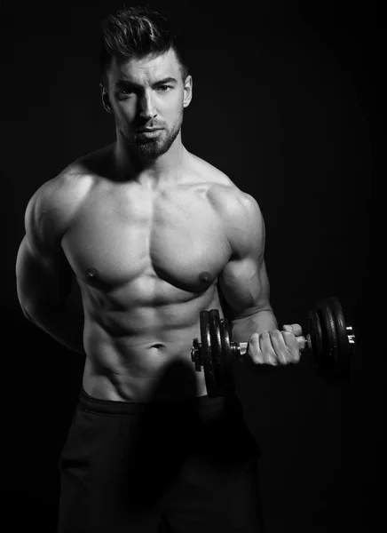 Schöner junger Bodybuilder — Stockfoto