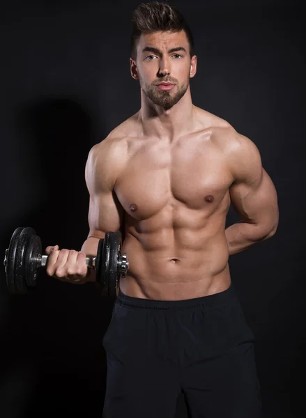 Bello giovane bodybuilder — Foto Stock