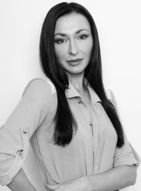 Güzel, gülümseyen kadın