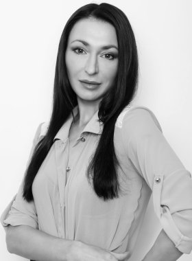 Güzel, gülümseyen kadın