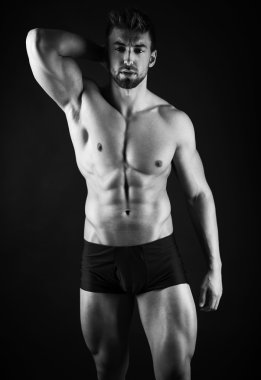 Yakışıklı genç vücut geliştirmeci