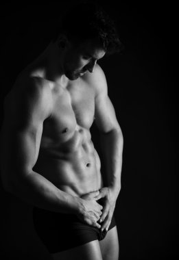 Yakışıklı genç vücut geliştirmeci