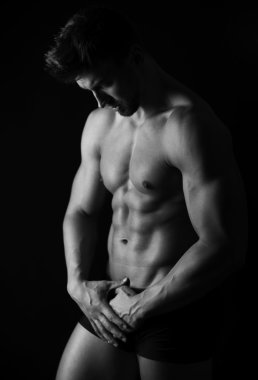 Yakışıklı genç vücut geliştirmeci