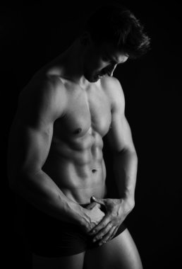 Yakışıklı genç vücut geliştirmeci