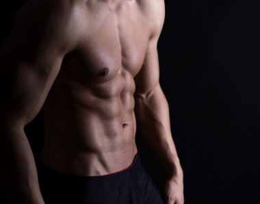 Yakışıklı genç vücut geliştirmeci