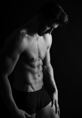 Yakışıklı genç vücut geliştirmeci