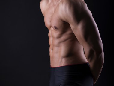 Yakışıklı genç vücut geliştirmeci