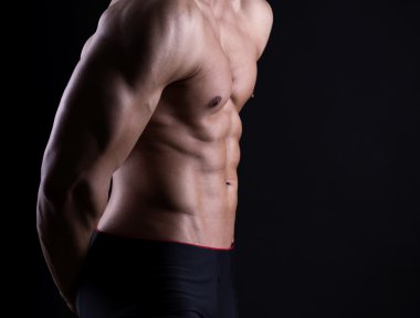 Yakışıklı genç vücut geliştirmeci