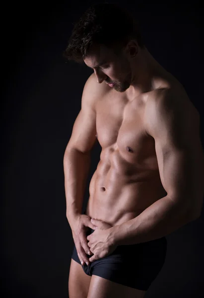 Schöner junger Bodybuilder — Stockfoto