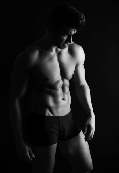 Bello giovane bodybuilder — Foto Stock