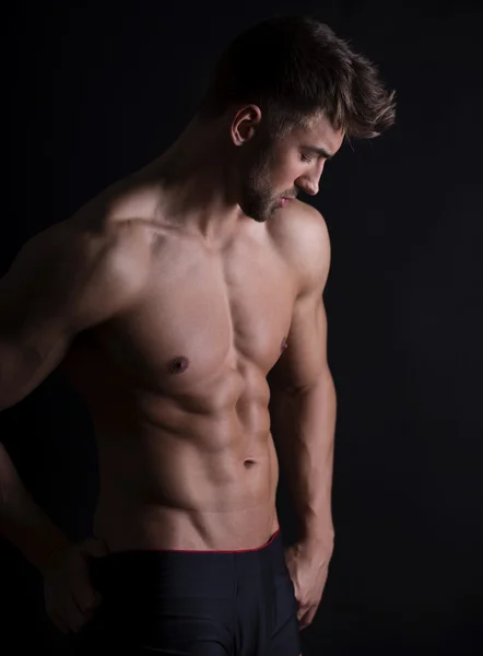 Schöner junger Bodybuilder — Stockfoto