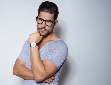 Yakışıklı genç adam günlük kıyafetlerle poz veriyor.