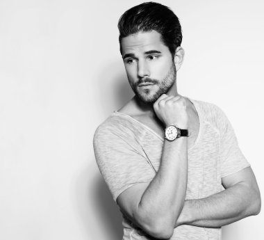 Yakışıklı genç adam günlük kıyafetlerle poz veriyor.