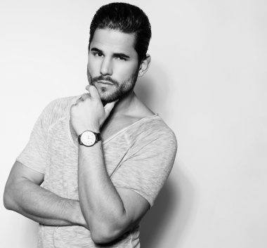 Yakışıklı genç adam günlük kıyafetlerle poz veriyor.