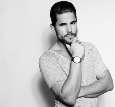 Yakışıklı genç adam günlük kıyafetlerle poz veriyor.