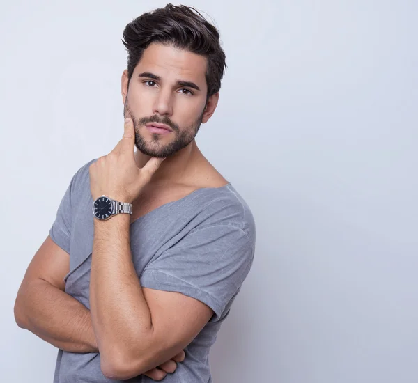 Bello giovane uomo in posa in abiti casual — Foto Stock