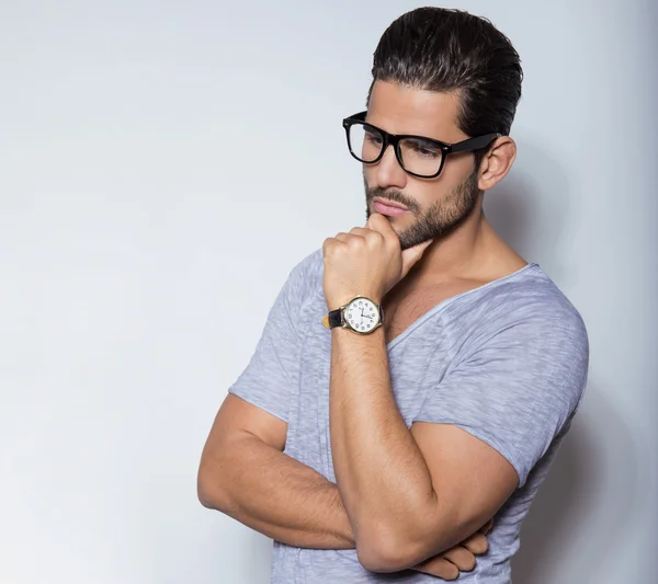 Bello giovane uomo in posa in abiti casual — Foto Stock